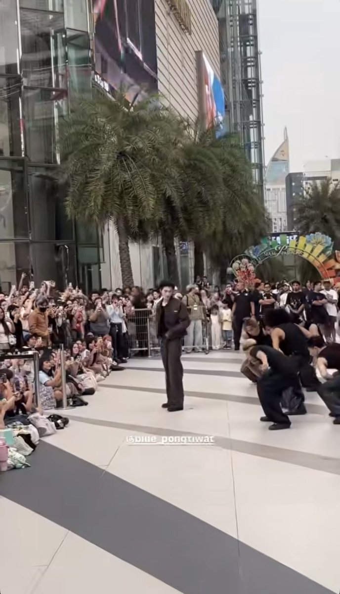 Keptman_blue's tweet photo. @tt_but_tt An artist who can’t even draw an audience for his free street shows, and you claim he’s successful and wealthy? He can’t afford a luxury suite, so Lisa even has to pay for their hotel room. Face reality — he’s a leech. https://t.co/zc4HU4jXxD