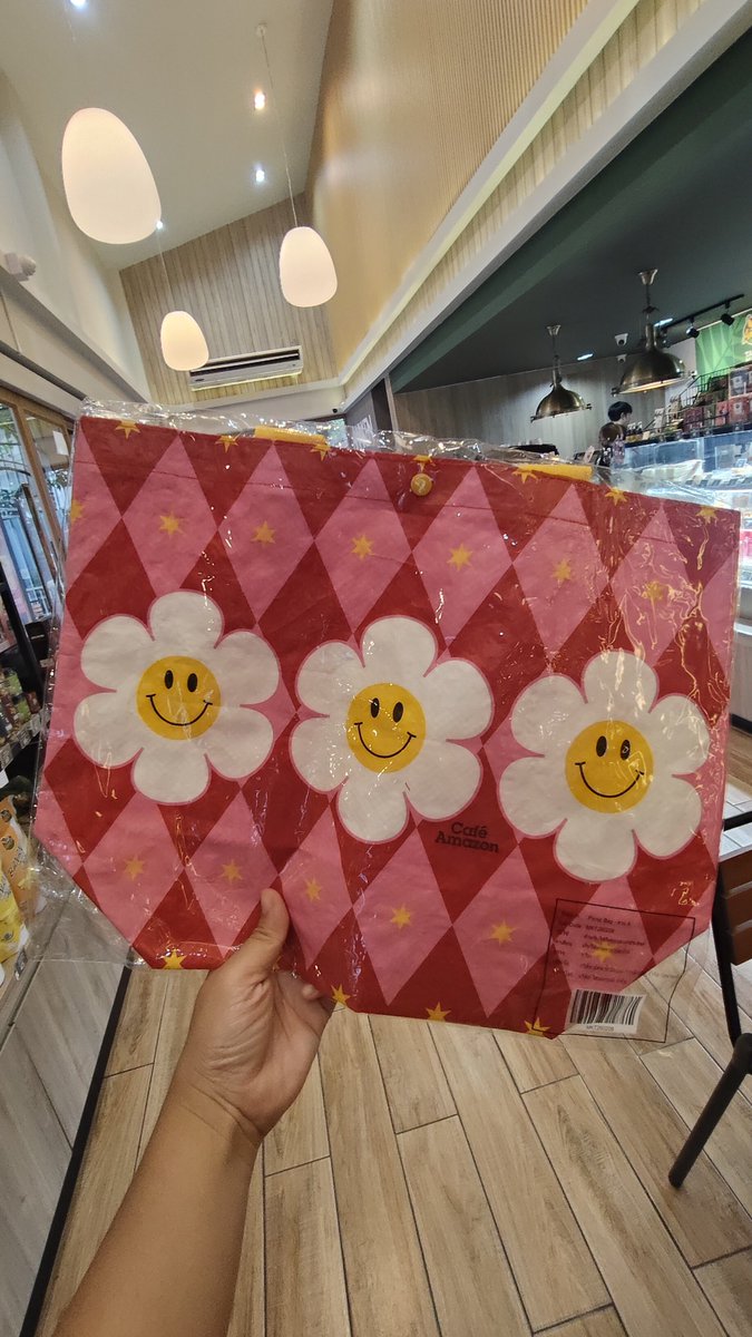 ArgentSpencer's tweet photo. ซื้อ 2 แก้ว ได้กระเป๋าด้วย 5 วัน 5 แบบ เป็นผ้ากระสอบ ลายน่ารักดี

#CafeAmazon #คาเฟ่อเมซอน https://t.co/OeT2hX8ebz