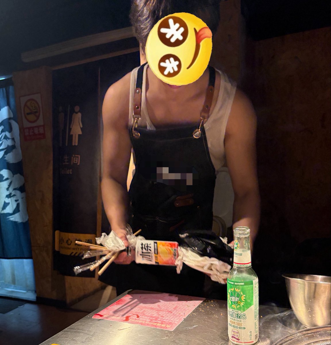 xiang398's tweet photo. 烤肉店店员身材好好啊啊啊😌
白皮肉壮肌肉男 https://t.co/oPiI3r6iu0