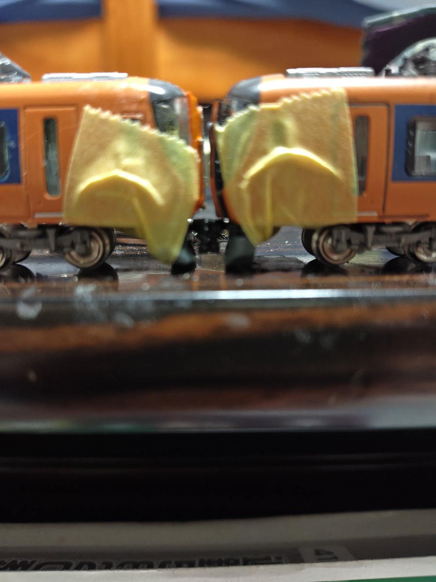 calpickliner's tweet photo. ショーロンポーさんの近鉄22600系用のスカート付きTNにようやっと交換…

とは…素直に行かず…足りない買い忘れのオンパレード…

台風で繰り上げ閉店が多かった秋葉原にて滑り込み…

貫通扉開いてる状態だとクリアランス…ギリギリかしら…(⁠╥⁠﹏⁠╥⁠) https://t.co/FlRpJodP0g