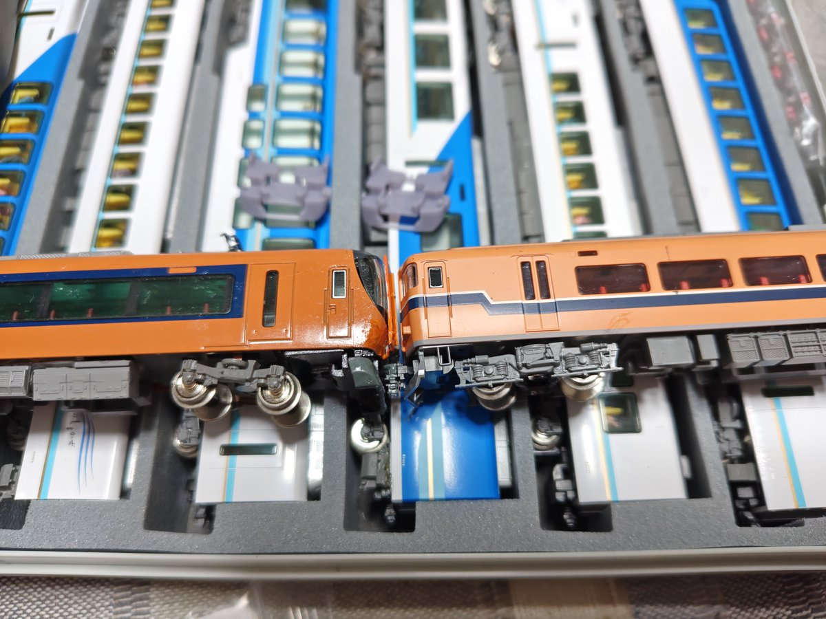 calpickliner's tweet photo. ショーロンポーさんの近鉄22600系用のスカート付きTNにようやっと交換…

とは…素直に行かず…足りない買い忘れのオンパレード…

台風で繰り上げ閉店が多かった秋葉原にて滑り込み…

貫通扉開いてる状態だとクリアランス…ギリギリかしら…(⁠╥⁠﹏⁠╥⁠) https://t.co/FlRpJodP0g