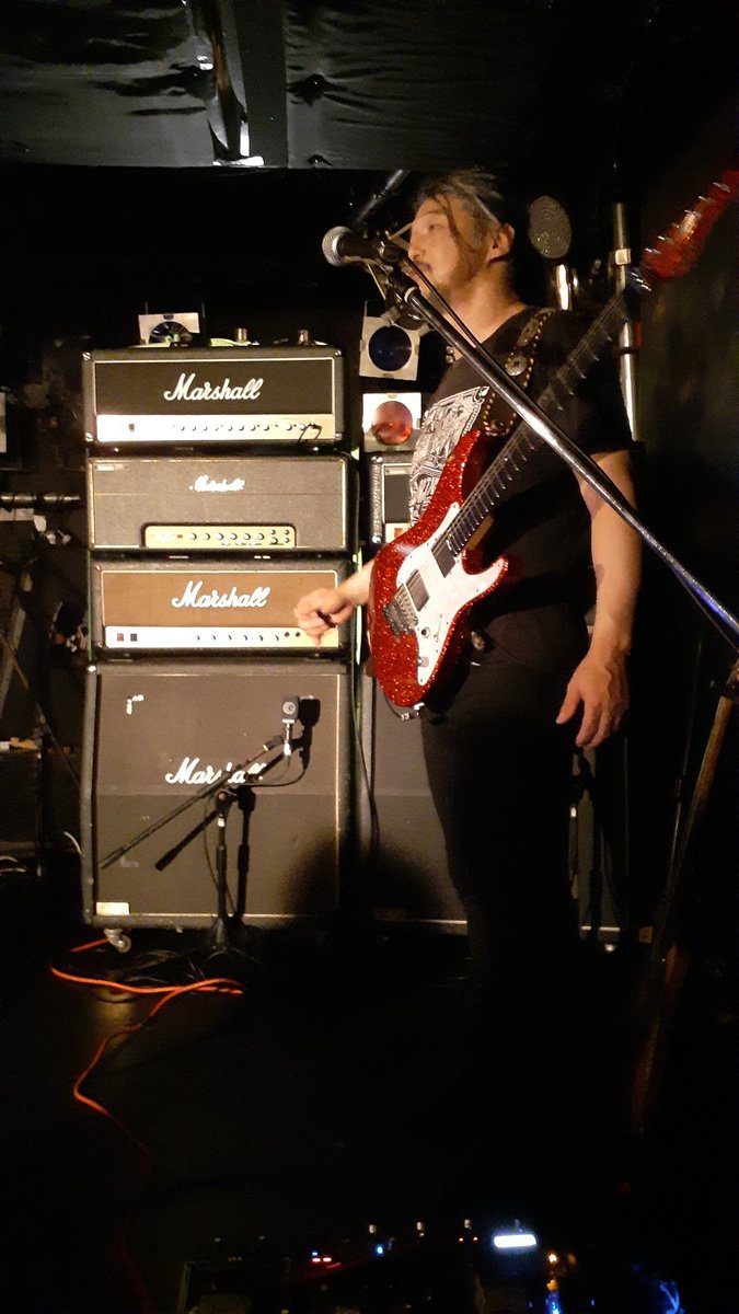 p2r7n's tweet photo. 両国SUNRISEでFILL IT UP!3日目にして最長の55分セット!走りきったのめちゃくちゃかっこよかった、お疲れ様でした!
Marshallのアンプが沢山あっていい音がするからひろさんはとってもご機嫌に演奏できたらしい👏
3日連続で見てもすっごく楽しくてかっこよくて、いいバンドを好きになれたな~🥰 https://t.co/tmvqZZWGb1