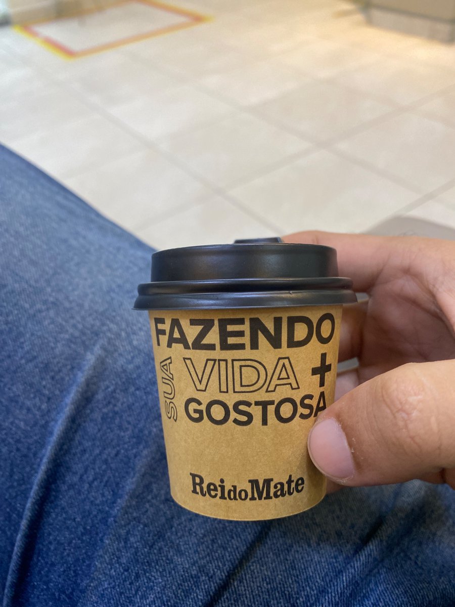 Fcsbr92's tweet photo. Eu sou chato em reclamar do preço ou eu sou liso mesmo? R$ 9,90 por menos de 40ml de café em Petrópolis. https://t.co/VMucvcfFTN