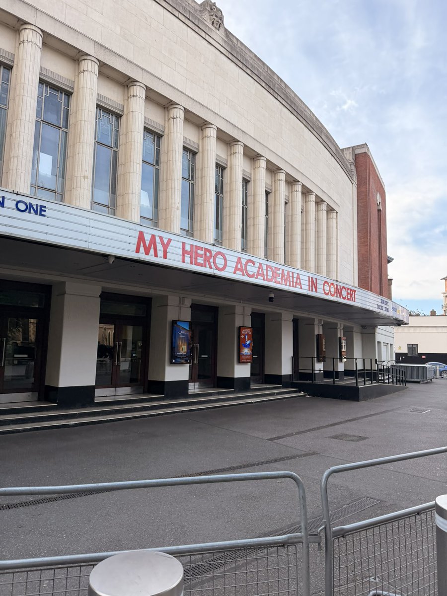 hayayu1231's tweet photo. 『僕のヒーローアカデミアin Concert 』
ロンドン公演が満員御礼大盛況の元、
無事に終わりました！

ミュージシャンの演奏も素晴らしく、
大歓声の中、演奏するのは楽しかった、
僕の拙い英語MC以外はお客さんに楽しんでもらえたと思います！

Electric CallboyとのYou Say Runコラボも発表されました、世界中のヒロアカファンの皆様に楽しんで頂けるように、引き続き頑張ります！

明日はドイツのデュッセルドルフで
公演、Plus Ultra してきます！

(4枚目の写真はヴィランとの激闘の劇伴を弾ききったAnnaの指、お疲れ様でした！！)