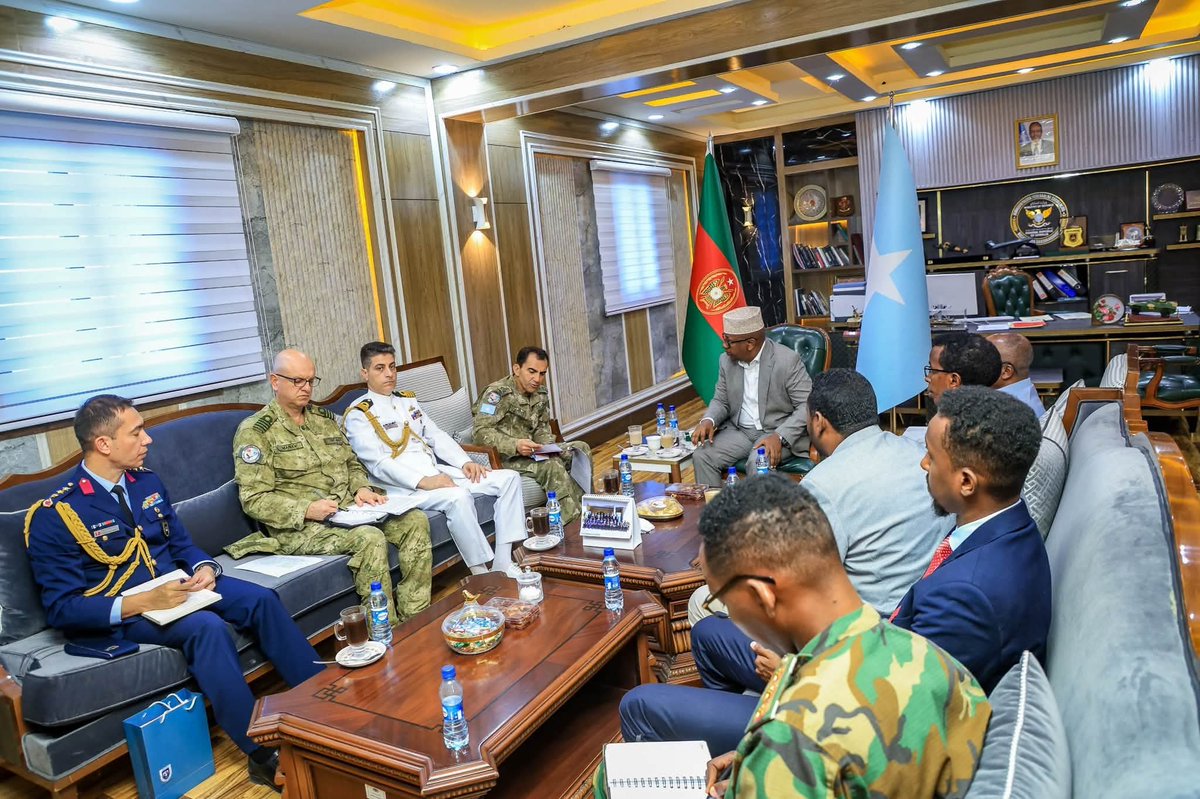 SomaliEye_'s tweet photo. Somalia’s Defence Minister Ahmed Macallin Fiqi met with a delegation of Turkish military officials led by Maj. Gen. Sabahattin Kalkan, commander of the TURKSOM military training center in Mogadishu.

The delegation included Capt. Dr. Haldun S. Çetinarslan, Turkey’s military and naval affairs officer, who is completing his assignment in Somalia, and Col. Dr. Mehmet Serhan Yıldız, the newly appointed Turkish air force affairs officer.

The meeting focused on strengthening defence cooperation between Somalia and Türkiye, with particular emphasis on the training and development of the Somali National Army.

Fiqi praised TURKSOM’s role in training Somali forces and improving their military capabilities, while thanking Türkiye for its continued support to Somalia’s efforts to rebuild its armed forces and strengthen national security and stability.