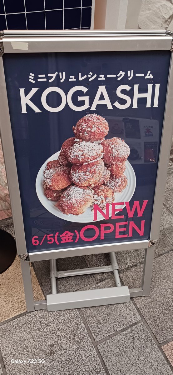 XG41208's tweet photo. 台湾紀行に行って来れ作ってみたよ🤭お店の人も優しくて、作って友達と入る写真インスタに上がってた🤣w楽しかったな🤭そして、帰りにこれKOGASHI一口サイズで外はカリッカリ、めっちゃ美味しかった😊道はさんで並んでおります😊あっという間に食べきった🤭
#台湾紀行手作り
#帰りにスィーツ
#KOGASHI https://t.co/7Kjhy34PI9
