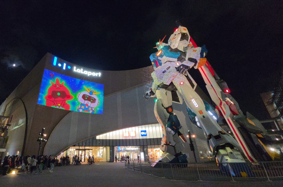 Enchi151's tweet photo. 実物大νガンダム立像の新作壁面映像『機動戦士ガンダム 光のともだち』
カナヘイさんデザインのνガンダム、サザビー、ティーロが繰り広げる優しいガンダムの世界です。 https://t.co/zKbaBBtl0u