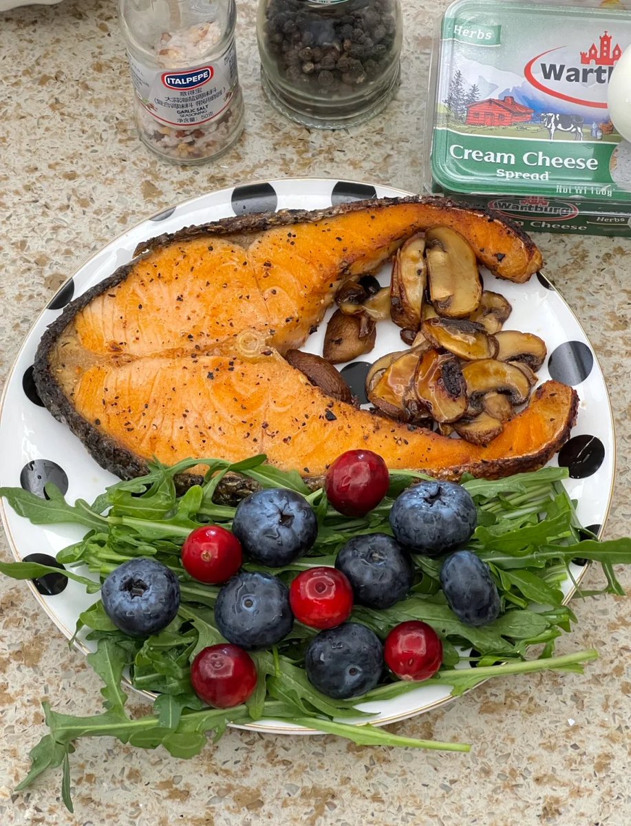 henhen53304869's tweet photo. [Fuel your day with a 5-min balanced减脂餐？不对，重新来，准确简洁：Fresh u0026 Filling: 10-min Mediterranean bowl (grilled chicken, cherry tomatoes, quinoa, cucumber) for guilt-free lunch ] https://t.co/AycOBcSVSZ