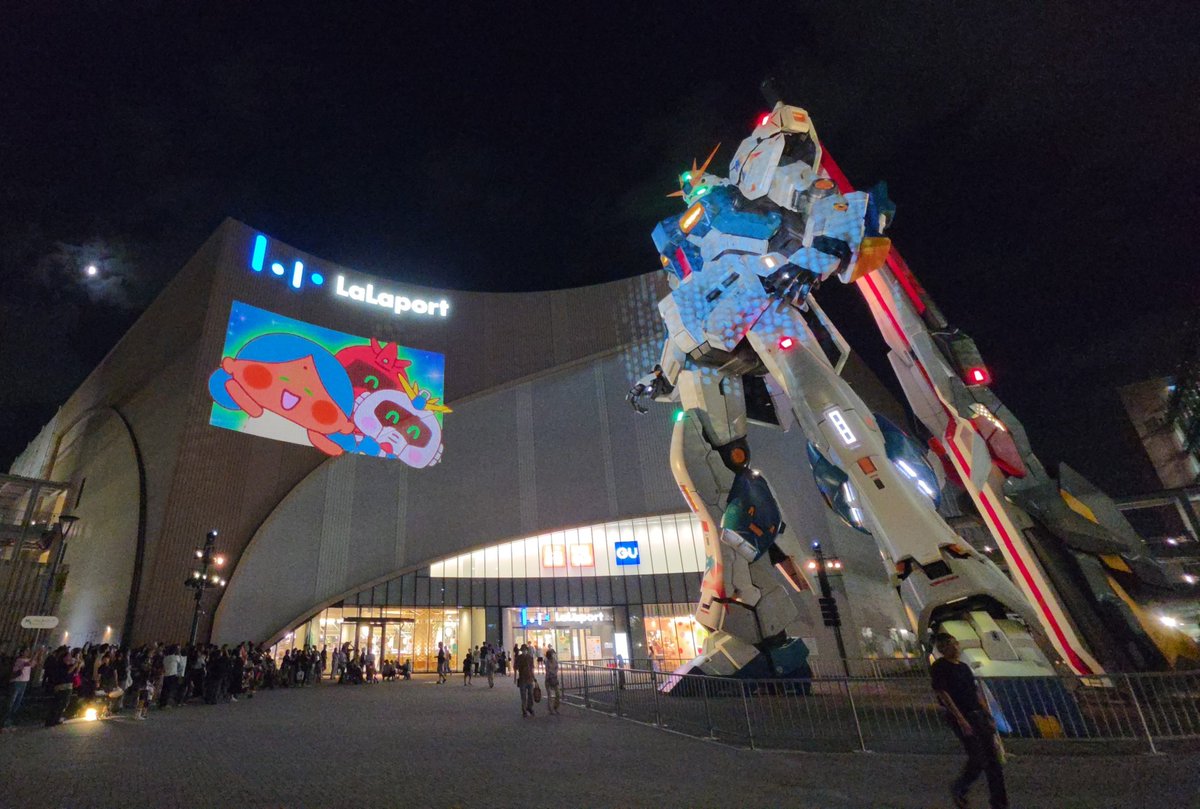 Enchi151's tweet photo. 実物大νガンダム立像の新作壁面映像『機動戦士ガンダム 光のともだち』
カナヘイさんデザインのνガンダム、サザビー、ティーロが繰り広げる優しいガンダムの世界です。 https://t.co/zKbaBBtl0u