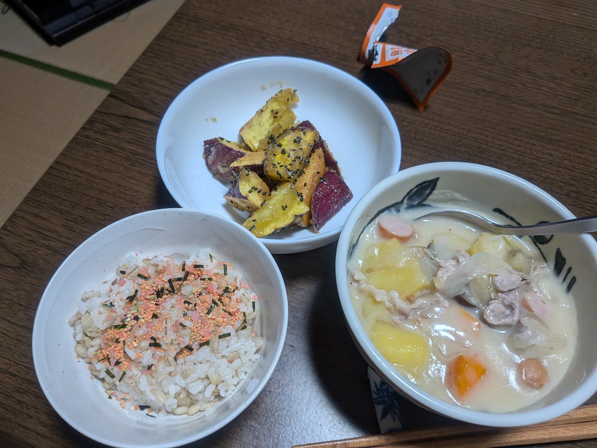 Moriiinyume's tweet photo. 今日の夕飯！
お昼のボロネーゼはとり忘れた(いつもの)
大学芋カリホクで( ﾟДﾟ)ｳﾏｰ
別名芋祭りです
#もりんの雑ご飯 https://t.co/f1O03u1Rfc