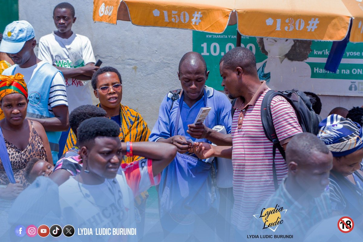 LLBurundi's tweet photo. Lors de cette cérémonie, d’autres participants ont également tenté leur chance et remporté des vélos, des millions, des radios et bien d’autres cadeaux. 🥳🔥

#wehokuki #zigumazigaba #viral #trend https://t.co/hIi9aiK8KI