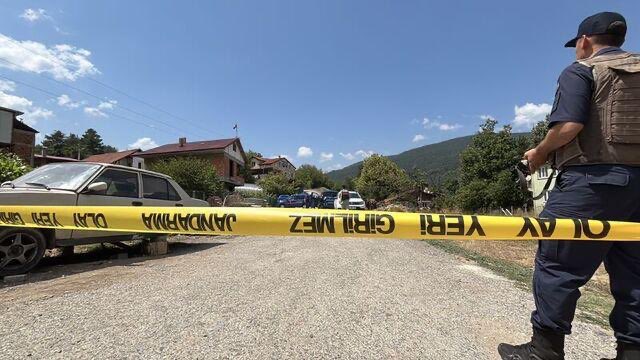XpressTR's tweet photo. 🚨 38 günlük firar ormanda sona erdi: Katil yakalandı!

Bolu’nun Mengen ilçesinde baba ve oğlunu silahla öldürdükten sonra kaçan Ramazan Ç., 38 gün sonra yakalandı.

▪️ Şüphelinin ormanlık alanda saklandığı belirlendi.
▪️ Jandarma ekipleri bölgede geniş çaplı arama yaptı.
▪️ Ramazan Ç., gece saatlerinde düzenlenen operasyonla üzerinde silahla yakalandı.
▪️ Şüphelinin jandarmadaki işlemleri sürüyor. (İHA)