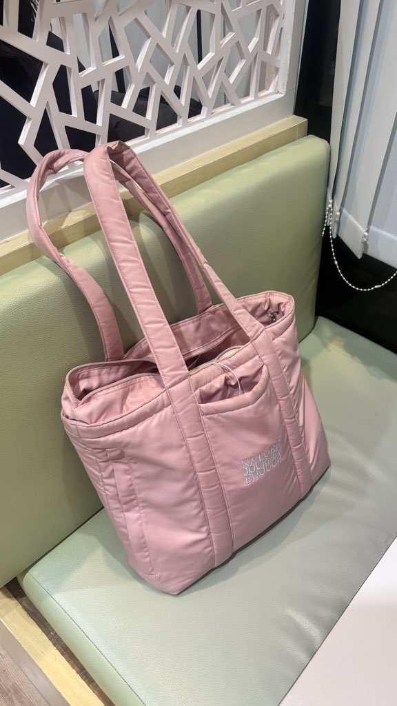 lalamoonn19's tweet photo. ใบนี้ใช้จริงมาเกือบ 2 ปีแล้ว สภาพยังดีอยู่เลย! 🥹 ใครหา everyday bag น้ำหนักเบา จุของสะใจ แนะนำรุ่นนี้นุ่มนิ่มสุดๆ แบกทั้งวันไม่เจ็บไหล่เลย คุ้มค่าตัวมากกก 💖✨

🛒https://t.co/EIXNW8NGOM https://t.co/vNZmdzUap9