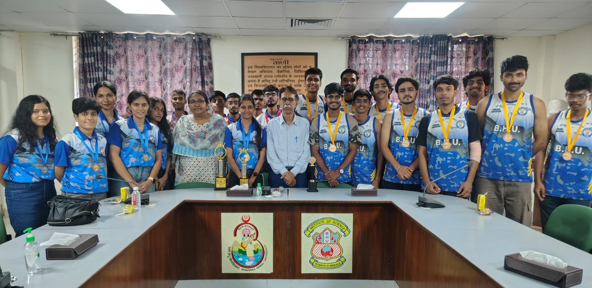 DeanScienceBHU's tweet photo. विश्वविद्यालय स्तर पर आयोजित शतरंज एवं बास्केटबॉल प्रतियोगिता में विज्ञान संस्थान के खिलाड़ी उत्कृष्ट प्रदर्शन किया और विजेता घोषित हुए। 
आज उन सभी विद्यार्थियों से समिति कक्ष में मिलकर बधाईयाँ प्रेषित की तथा आगामी खेलकूद प्रतियोगिताओं के लिए शुभकामनाएं दी। https://t.co/ot9Qv9fBL0
