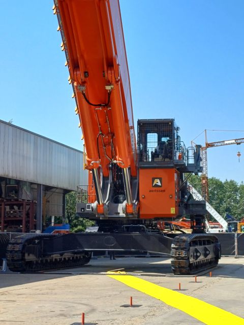 HitachiCME's tweet photo. This EX2000 delivered to Aertssen in Belgium has a 40m boom, making it unique in its class. Its name is one of a kind, too – Daddy Grizzly 2.0 🧡🐻

#aertssen

#TheReliableOrange https://t.co/VeCwR4W0bP
