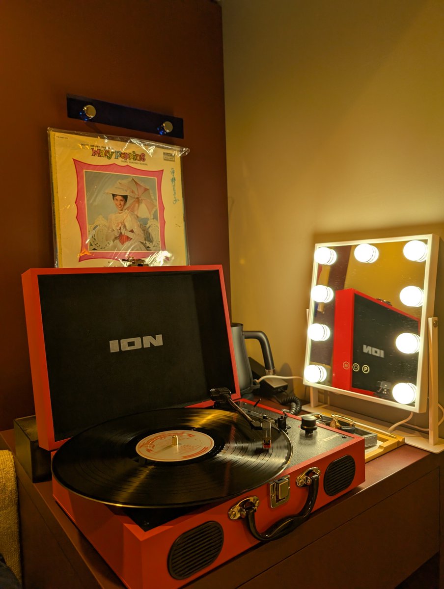 funyu23's tweet photo. 急遽取ったホテルが素敵すぎ✨️
お部屋でレコードが聴ける😊 https://t.co/XFPMV5xcHY