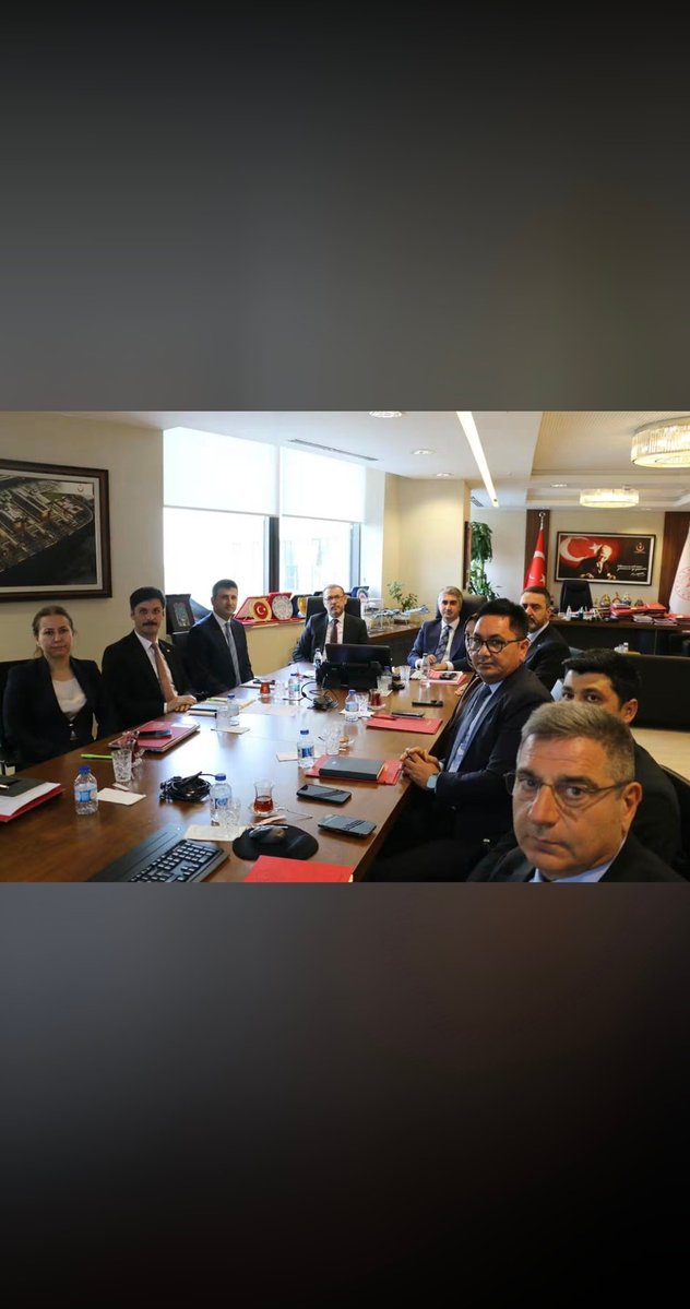 TmsyGaziler's tweet photo. @TmsyGaziler Terörle Mücadele Sırasında Yaralanıp Gazi Sayılmayanlar Derneği olarak 

3713 geçici madde ile ilgili uygulama da  sahada, hastanelerde yaşanan aksaklıkları kıymetli  vekilimiz Sn @celebimehmeta ve  sn bakan Yardımcımız  @ztarikdaroglu  bakanımıza arz etmiştim bu aksaklıkların  giderilmesi için 

Kıymetli vekilimiz Sn Mehmet Ali Çelebi  ve 

@tcailesosyal ve Sosyal Hizmetler Bakan Yardımcımız Sn. Zafer Tarıkdaroğlu ile birlikte Sağlık Bakan Yardımcımız Sn. Prof. Dr. Nurullah  Okumuş’u ziyaret ettiler

Şehit ailelerimiz ve gazilerimize yönelik hayata geçirilen yasal düzenlemelerin uygulamaları üzerine fikir alışverişinde bulundular 

Nazik ziyaretleri  için değerli Bakan Yardımcımıza , Mehmet Ali Çelebi vekilimize şehit yakınları gaziler genel Müdürümüz @mhrmkurt  beye teşekkür ediyor, çalışmalarında kolaylıklar diliyorum.

Kıymetli Bakanımız ve kıymetli vekilimiz. Şehit  ve Gazi  yakınları genel Müdürümüz her daim yanımızda olmuştur.
Biz kendilerinden razıyız. Allah da onlardan razı olsun.

Devletimiz her daim yanımızda olmuştur. Bizler de her daim devletimizin emrinde ve hizmetinde olmaya devam edeceğiz.
@RTErdogan
@_cevdetyilmaz
@hulusiakarmedya
@MahinurOzdemir
@refik_ozen16
@
Tmsy Derneği Genel Başkanı

Ertuğrul Gazi Demir
