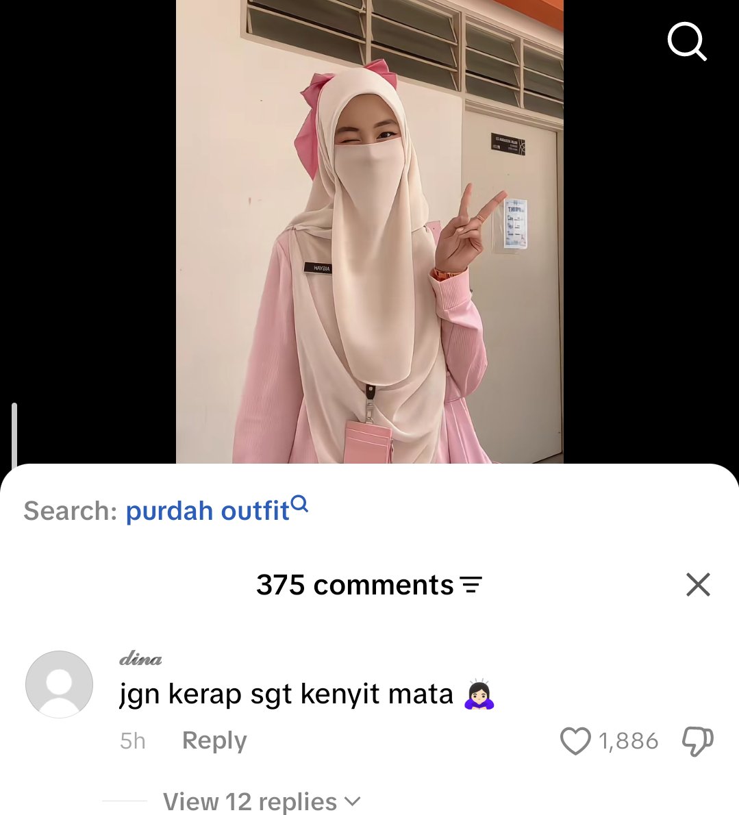 tonkatsuni's tweet photo. kalau nak tengok orang kaku takde facial expressions kau pergi tenung tokong dekat chinatown jelah palat geram aku you people will always find a way to criticise women https://t.co/OyseE45lAF