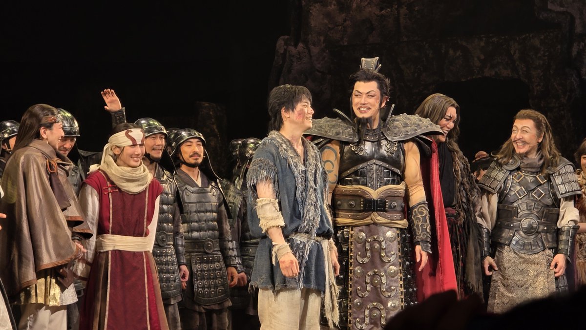 anne90525908's tweet photo. キングダム２大阪公演初日!
一瞬で終わってしまった!
やっぱり最後のあのシーンはいいなぁ。
カテコでは信も王騎将軍も騰も他の皆さんも良い笑顔😃💕 https://t.co/AcI6CoWAXK