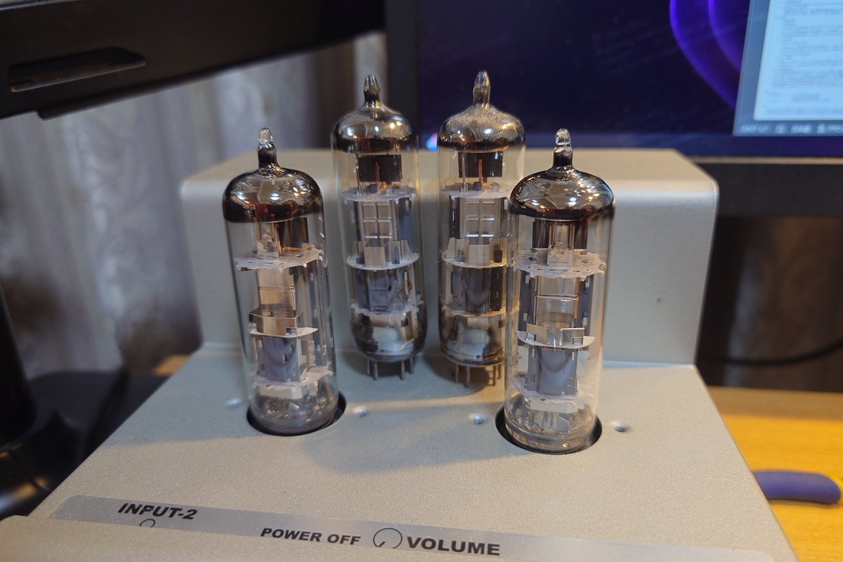 zender_box's tweet photo. #組立キットアンプ
 #真空管交換
 #PCL86
なんかパチパチスピーカーから音がし始めたので、初めて真空管交換してみた。
無事に音出たよ
簡単なんだけど、音が出ると嬉しい。
(*  ˊ꒳ˋ*) https://t.co/LGYgN2IwsH