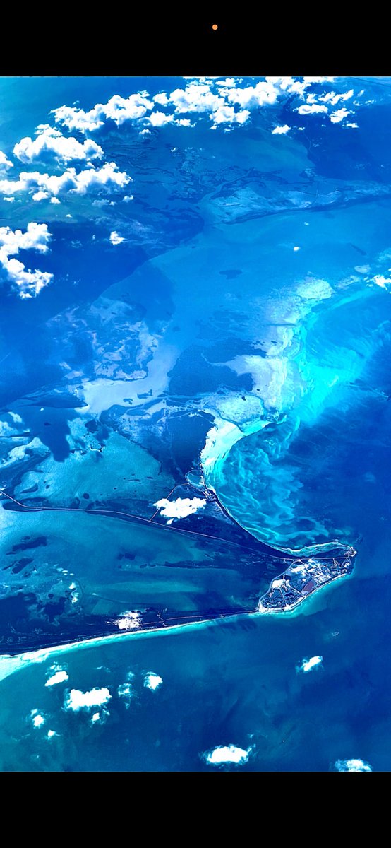 Savemarcius's tweet photo. Post your best airplane-window photo 
Mar do Caribe 2022 https://t.co/GPWL2XM2xu