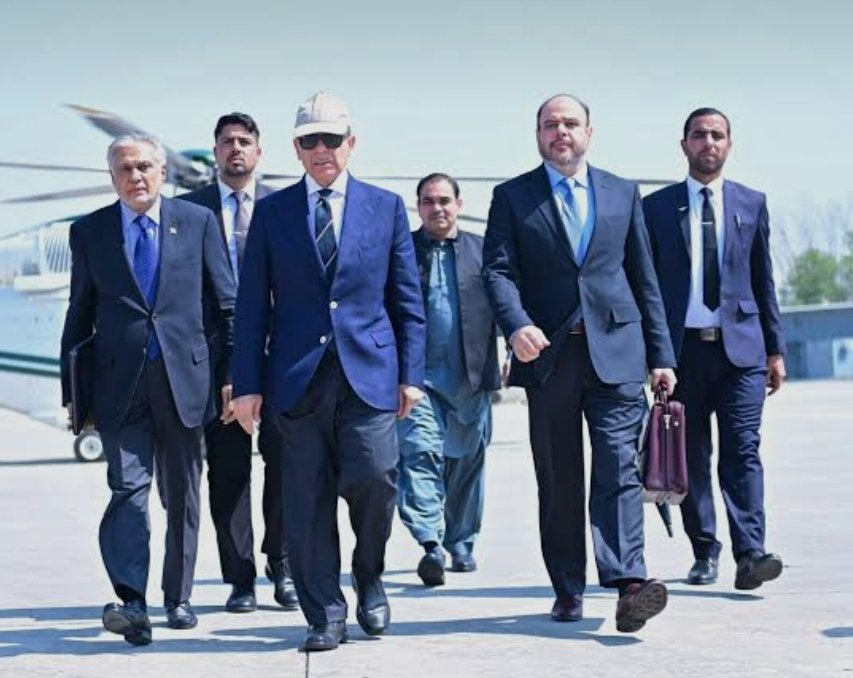 hasankhyber's tweet photo. کوئی مجھے سمجھائے۔۔ 
کہ جناب وزیراعظم شہباز شریف کی یو این میں تقریر 25 ستمبر کو ھے ۔ اور جناب 15 ستمبر سے پاکستان چھوڑ کر گئے۔۔ پانچ دن لندن میں اپنی بزنس سنبھالی اور اب پانچ دن نیویارک  میں گزاریں گے ۔ 
ملک کی حالت دیکھو۔۔ روزانہ ھمارے جوانوں کی لاشیں گر رہی ھے۔۔ اور وزیراعظم سیرسپاٹوں اور بیرون دنیا اپنی بزنس میں مصروف ھے۔۔
اگر ایسے وزیراعظم کو گھر بھیجا گیا۔ تو پھر کہیں جمہوریت پر حملہ ھوا ھے۔۔۔
#Pakistanis