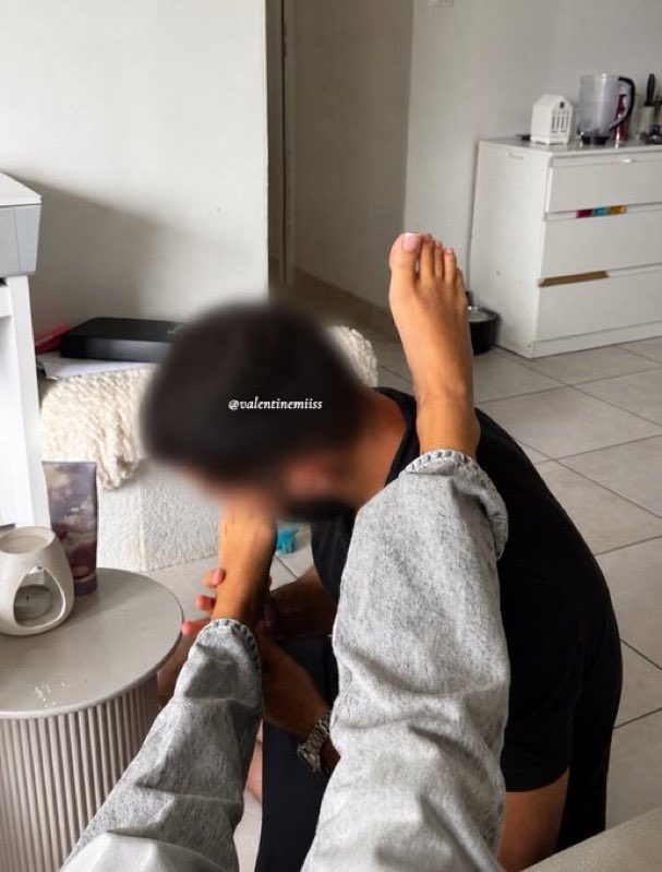 Valentinaa_Miss's tweet photo. Depuis ce jour-là, il ne s’en est jamais remis …
Vie pour moi. 
Mes pieds sur ta face vont changer ta vie

Findom feet slave https://t.co/MclxZnuK5S