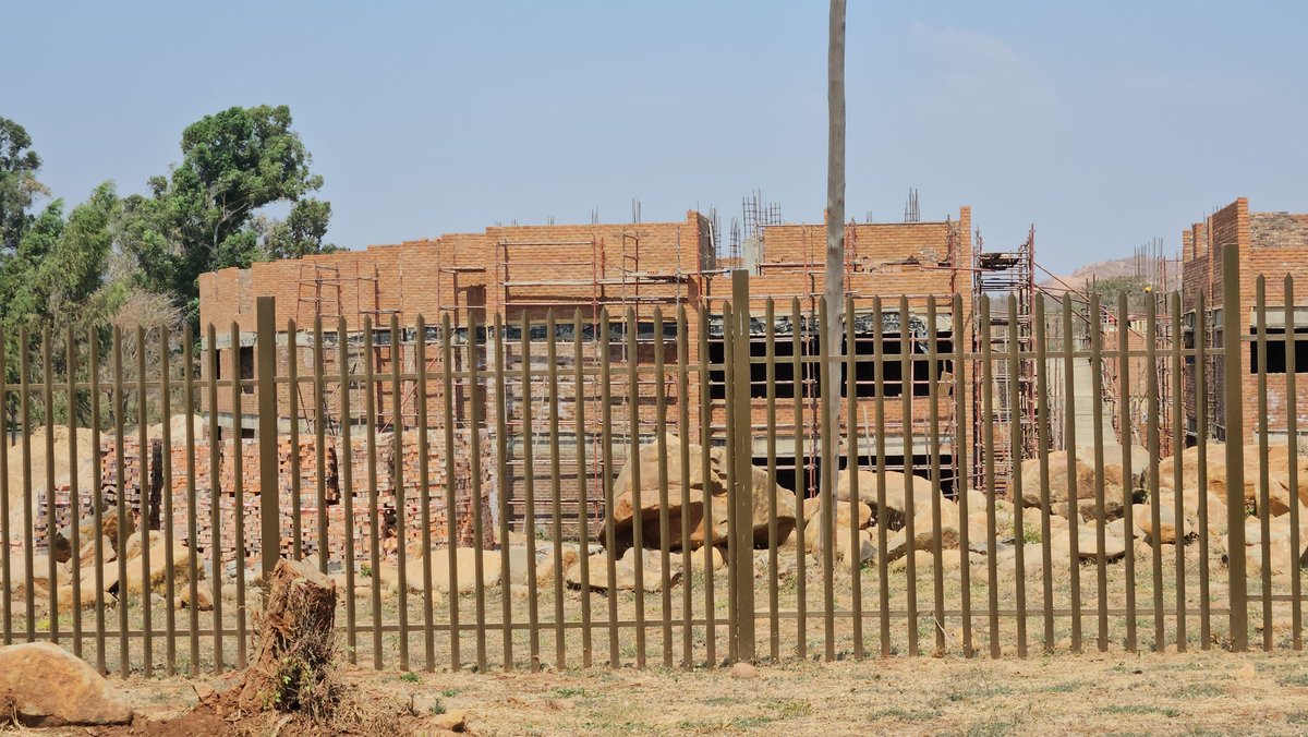 HazelNcube2r's tweet photo. BUSE  is executing the final phase of its multimillion dollar accommodation project—a 352-bed male hostel completing in 2027. Building on existing facilities (352 female beds, 248 operational mixed beds, and 150 Kotoko site beds). https://t.co/lkFe3rovUw
