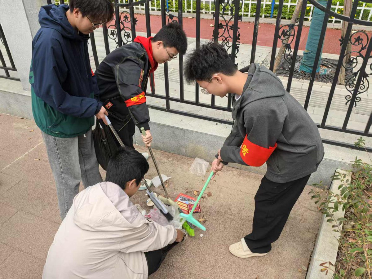 Nisa92556554's tweet photo. Campus Eco-Walk this Sat! Join our environmental club to clean up the West Lake Trail, pick up trash, and chat about green living. Free snacks provided—bring your reusable water bottle u0026 wear comfy shoes! Tag a friend who loves the outdoors! https://t.co/aw3JUvsdxN