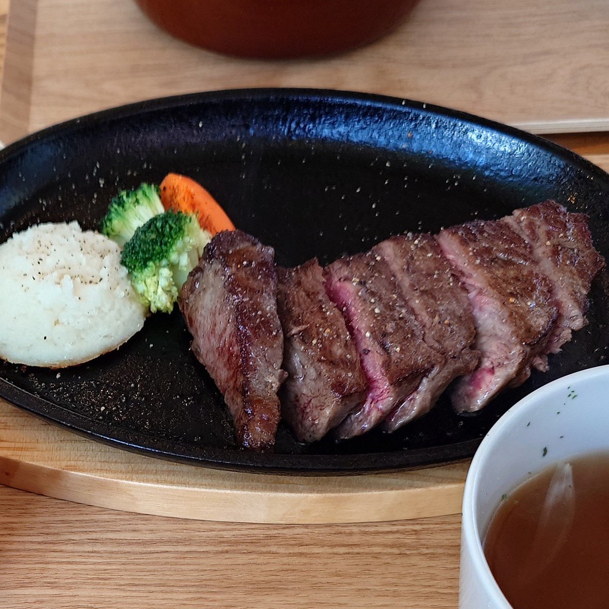 NNekota's tweet photo. 秋田の旅
#象潟 #ねむの丘 #456ステーキ さんの秋田牛、柔らかくて肉の旨味も最高。
#由利本荘市 #北海道らーめんおやじ 本荘店さんのおやじ��、優しく濃い味噌のスープがうまい。
当日見つけたお店だったけど、どちらもまた行きたいくらいおいしかった。 https://t.co/7cmLeFj2Un