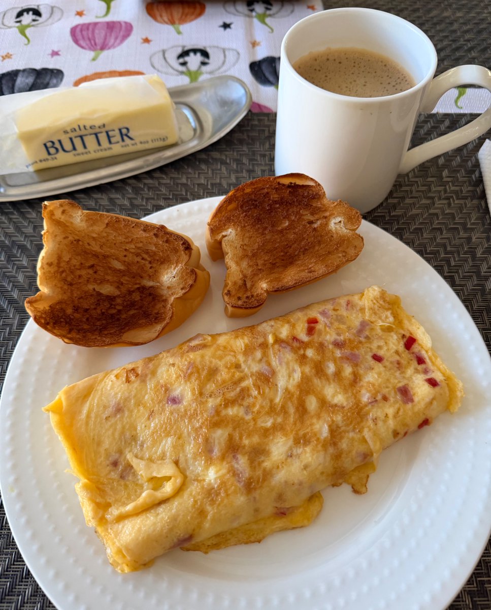 GilbertoEZayas's tweet photo. Breakfast served!! Omelette bread 🥖 and coffee ☕️ 🔆 🏝️ 🇵🇷 🇺🇸 Happy week!! https://t.co/BcIYWTmvSQ