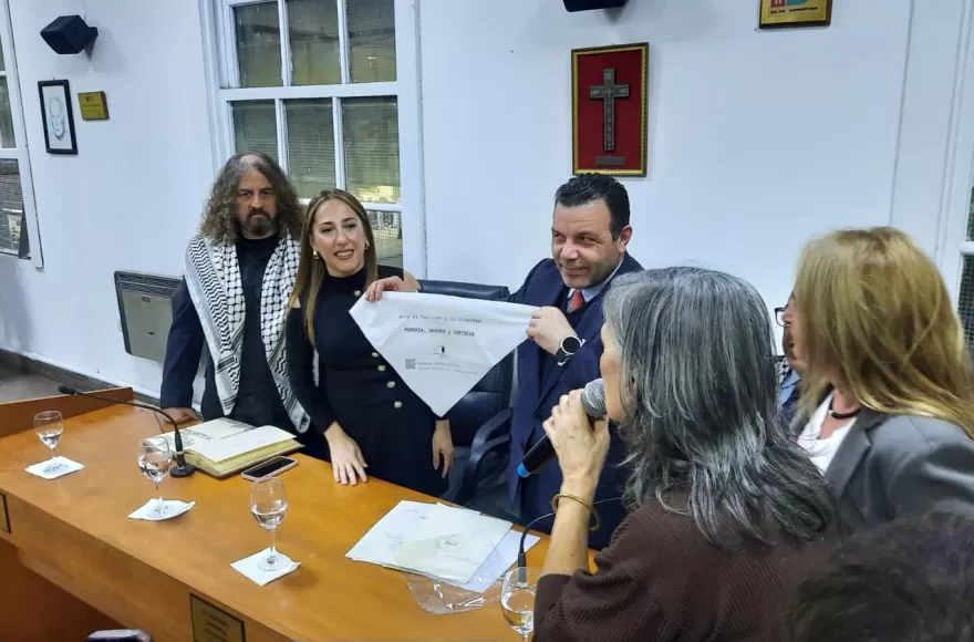 embpalestina's tweet photo. Embajador Riyad Alhalabi fue distinguido en Berisso: “No están recibiendo a un embajador, están recibiendo a un pueblo” https://t.co/NfmG8Xf4tl https://t.co/UT4N2TSDVY