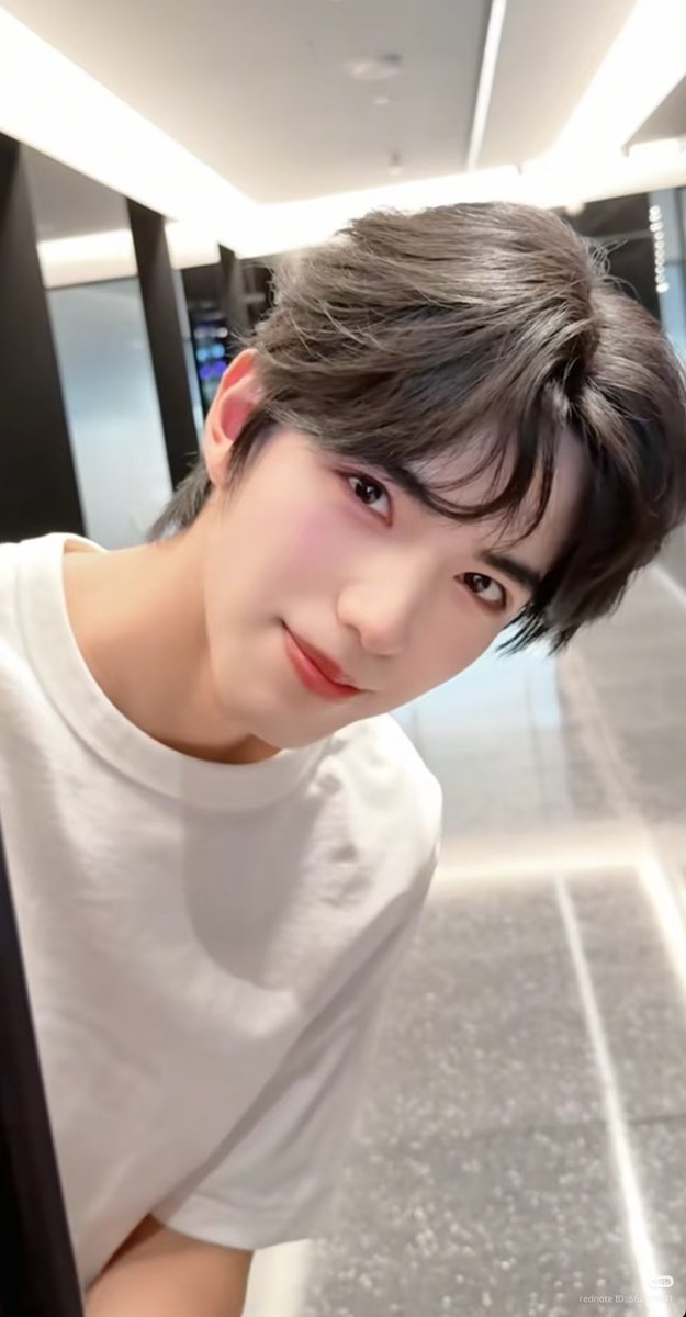 PhoenixMin53337's tweet photo. Just got home and mom and dad is saying hi 😍
The perfect yin and yang, soulmated so much that they are now slowly having a similar face. Or is it just me? Some angles sometimes I cant tell who is who.💜💙

Early goodnight from me 💤💕
#Tianyuan #Shuyuan
#Ollie https://t.co/374KjHlW9K