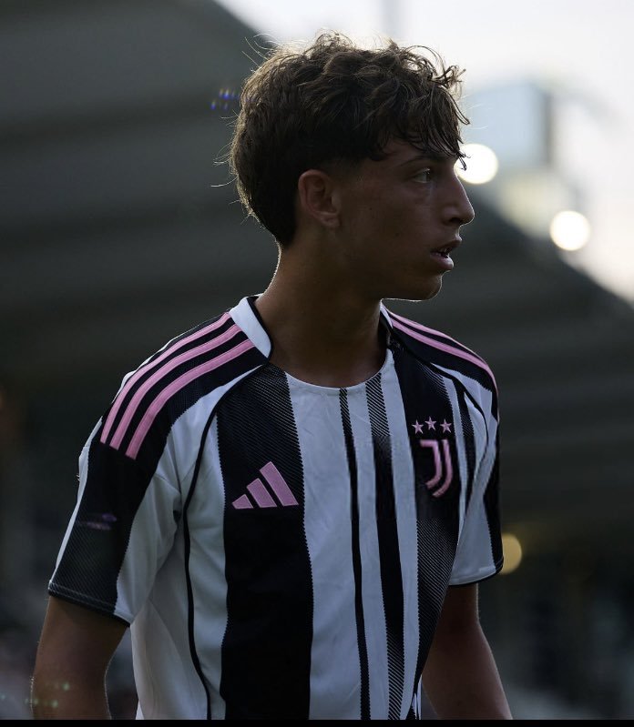 theFJEN's tweet photo. 🚨🇮🇹 NEW: Davide Marchisio (17) signs his first professional contract with Juventus. https://t.co/an5T6rlmIR