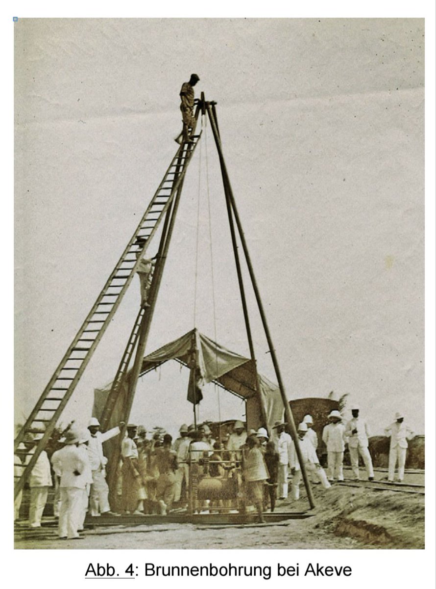 VisionnaireTg's tweet photo. Forage d'eau vers 1908 au Togo https://t.co/J89XqbDsCg