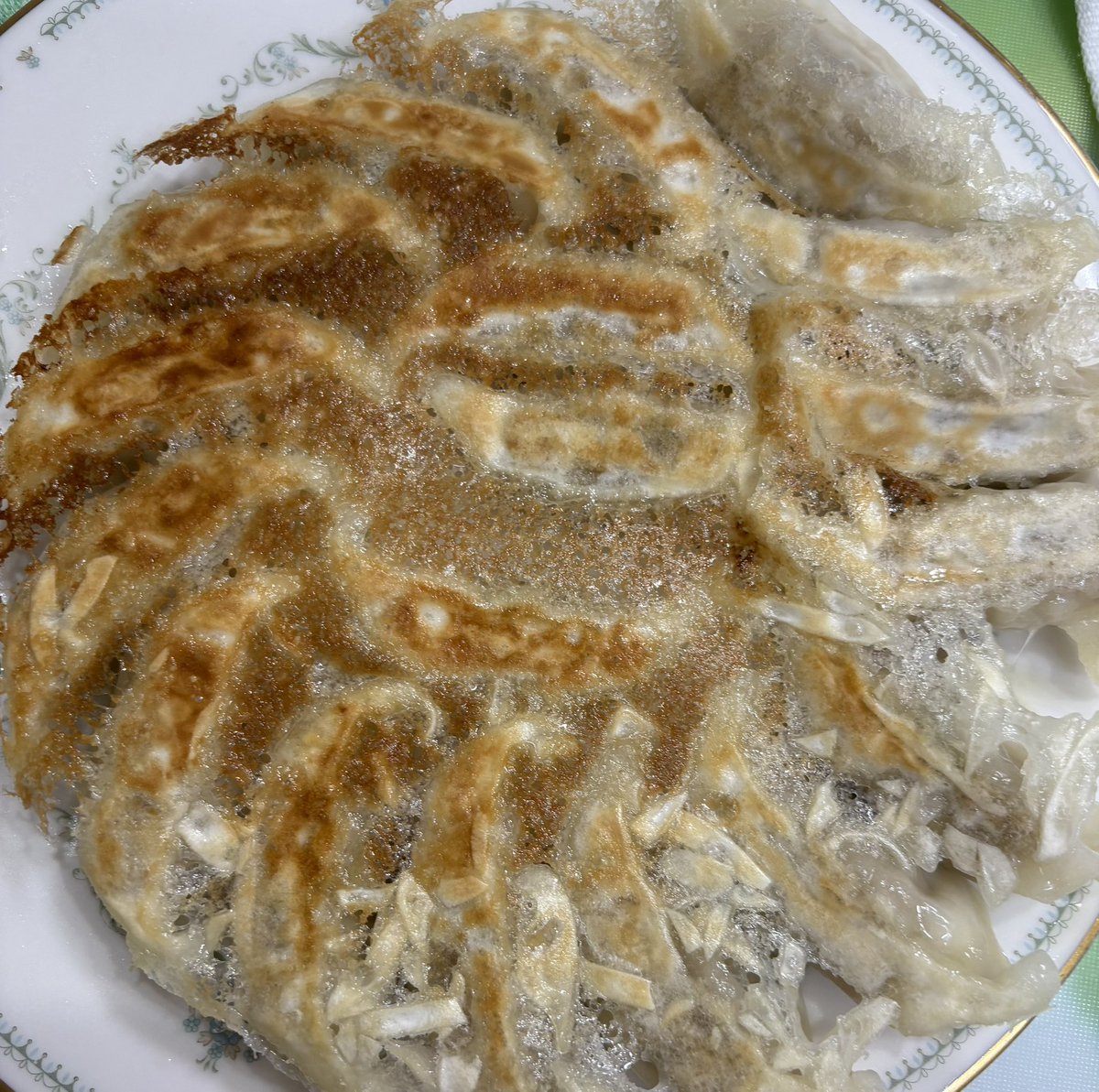 _handyfox's tweet photo. もつ焼きとか羽付き餃子とか白ワインとか
羽付き餃子は王将の冷凍品
上手く焼けた https://t.co/rWs5JPED6D