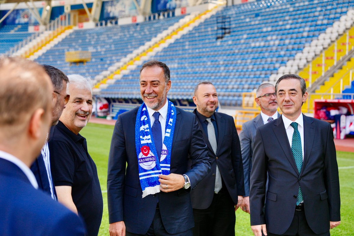 BBvolkanyilmaz's tweet photo. 2001-2002 sezonunda formasını gururla terlettiğim Kasımpaşa Spor Kulübü'ne misafir olduk. Geçmiş günleri, takım arkadaşlarımızı yad ettik. Misafirperverliğinden dolayı kulüp başkanımız Sn. Hasan Hilmi Öksüz ve yöneticilerimize teşekkür eder, Süper Lig mücadelesinde başarılar dilerim.