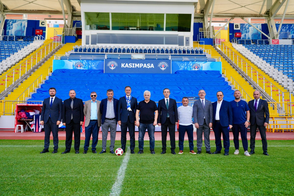 BBvolkanyilmaz's tweet photo. 2001-2002 sezonunda formasını gururla terlettiğim Kasımpaşa Spor Kulübü'ne misafir olduk. Geçmiş günleri, takım arkadaşlarımızı yad ettik. Misafirperverliğinden dolayı kulüp başkanımız Sn. Hasan Hilmi Öksüz ve yöneticilerimize teşekkür eder, Süper Lig mücadelesinde başarılar dilerim.