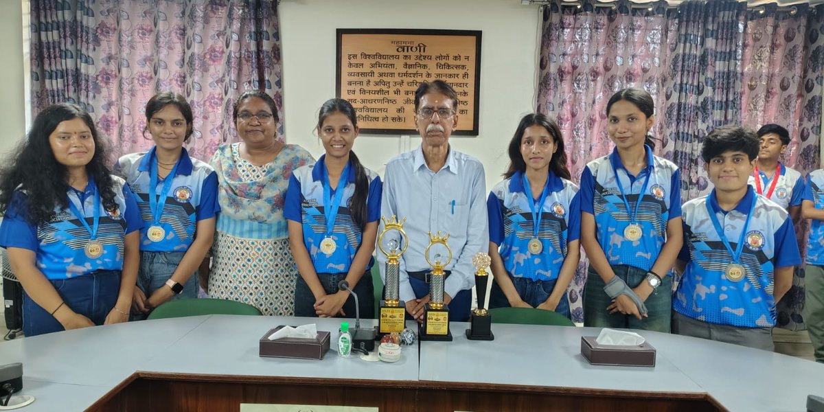 DeanScienceBHU's tweet photo. विश्वविद्यालय स्तर पर आयोजित शतरंज एवं बास्केटबॉल प्रतियोगिता में विज्ञान संस्थान के खिलाड़ी उत्कृष्ट प्रदर्शन किया और विजेता घोषित हुए। 
आज उन सभी विद्यार्थियों से समिति कक्ष में मिलकर बधाईयाँ प्रेषित की तथा आगामी खेलकूद प्रतियोगिताओं के लिए शुभकामनाएं दी। https://t.co/ot9Qv9fBL0
