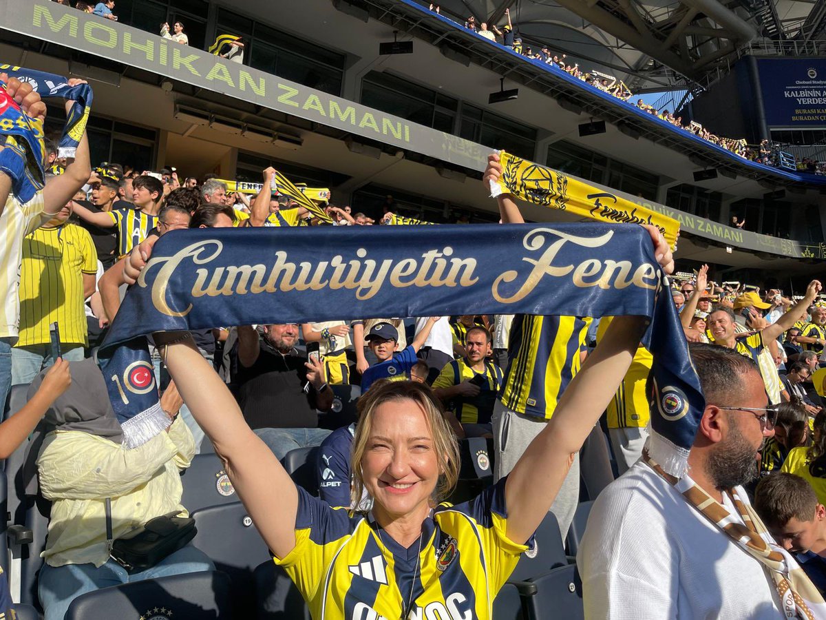 DidemArslanoglu's tweet photo. Dün eşimle birlikte yine tribündeki yerimizi aldık. Ortam yine coşku dolu, takım harika gidiyordu…

5. gol sevinciyle stat bir kez daha coştuğu sırada, arka sıramızdan elinde iki bardak KAYNAR su/çayla geçmekte olan çocuk yaşta sayılabilecek bir taraftarın bardaklarından biri başıma döküldü.

Sonrası; statta ilk yardım, Medicana Acil ve geceyi noktaladığımız Kartal Devlet Hastanesi Yanık Merkezi…

Buradan @Fenerbahce’mize önemli bir çağrım var:

Tribünlerde ağzı açık bardaklarla kaynar içecek servisi yapılmamalı. Sıcak içecekler daha düşük ısıda ve mutlaka güvenli, kapaklı karton bardaklarda verilmeli.

Dün o kaynar su benim başıma değil de küçücük bir çocuğun ya da bir bebeğin üzerine veya yüzüne gözüne dökülseydi??

Çok daha ağır sonuçlar doğmadan bu konuda önlem alınmasını talep ediyor ve yürekten umuyorum. 💛💙
#20Eylül #CumhuriyetinFeneri #ÖnlemŞart @mrarslanoglu @Fenerbahce