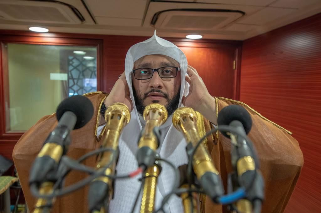 AJELNEWS24's tweet photo. وفاة مؤذن المسجد الحرام الشيخ إبراهيم المدني.

الذي نشأ وترعرع في بيئة دينية بفضل الله، وكان جده لوالدته حافظًا لكتاب الله، وقد تأثر فيه كثيرًا، وأول ما بدأ الأذان في مسجد حيه في المدينة وكان عمره خمسة عشر عامًا، واستمر في الأذان مناوبة مع ثلاثة من الجيران إلى أن تخرج من الكلية، وبعدها انقطع لظروف التدريس خارج المدينة وبعد سبع سنوات.

وفي عام 1428هـ طلب منه الأذان في مسجد المداح الذي بقي فيه إلى أن أكرمه الله سبحانه وتعالى بالأذان في الحرم المكي الشريف.