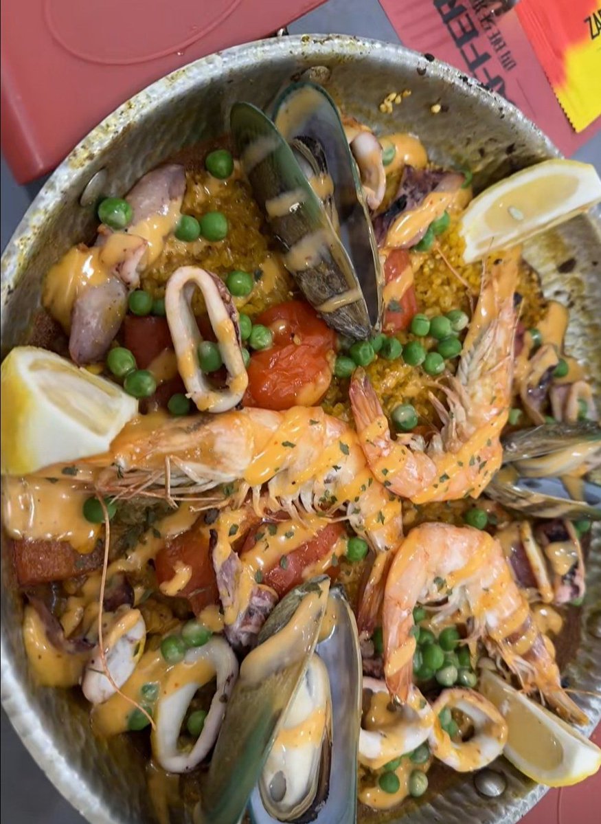 WendellDemt6c's tweet photo. Platos frescos de paella valenciana con marisco, sabor auténtico del Mediterráneo  Prueba este clásico viajero! https://t.co/mWOxHtstGA