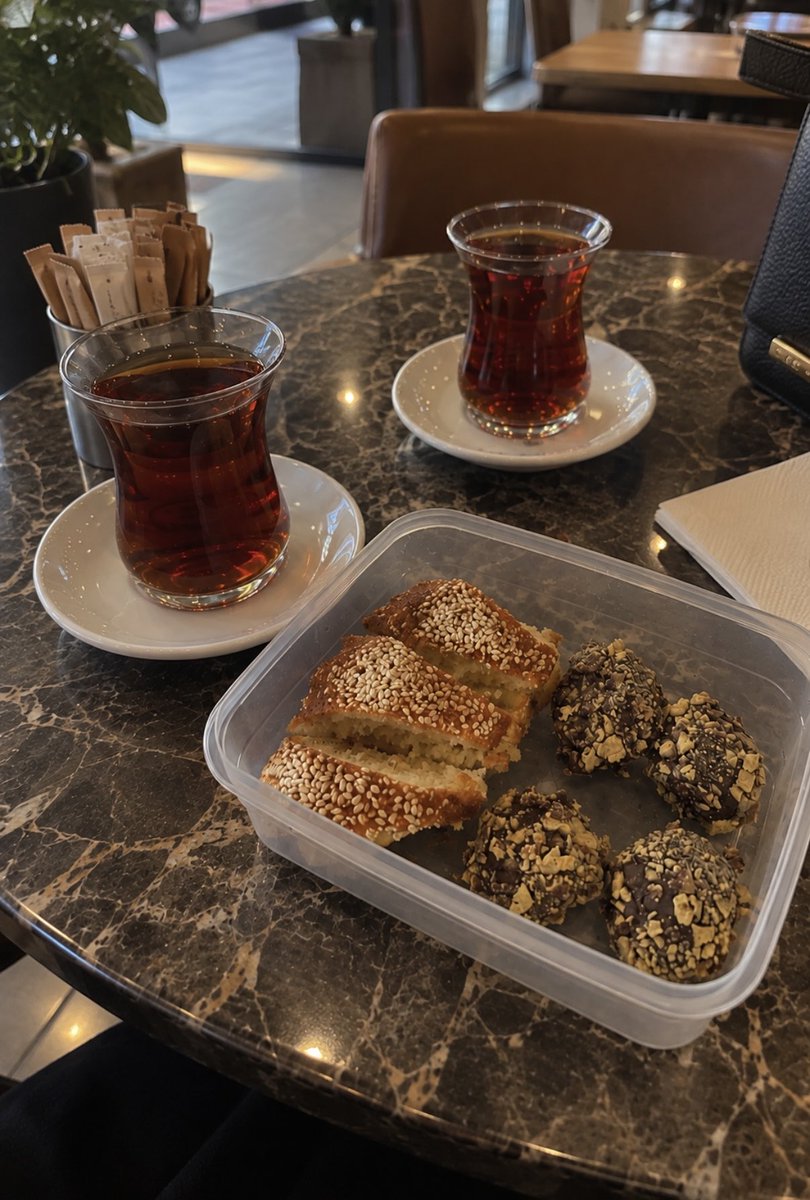 iamcatfather's tweet photo. ayrılık konuşması yapacağım kızın getirdiklerine bakın https://t.co/gTICp5XIra