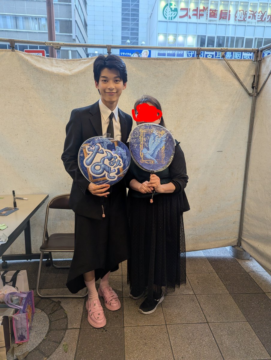 htorkazue's tweet photo. 青い鳥うちわフリフリできてよかった！
コバポポさんにも見てもらえた！！
下のキーホルダーはカバのチャームだよ！（わかる人にはわかるやつ） https://t.co/j1NxVwZ9MO