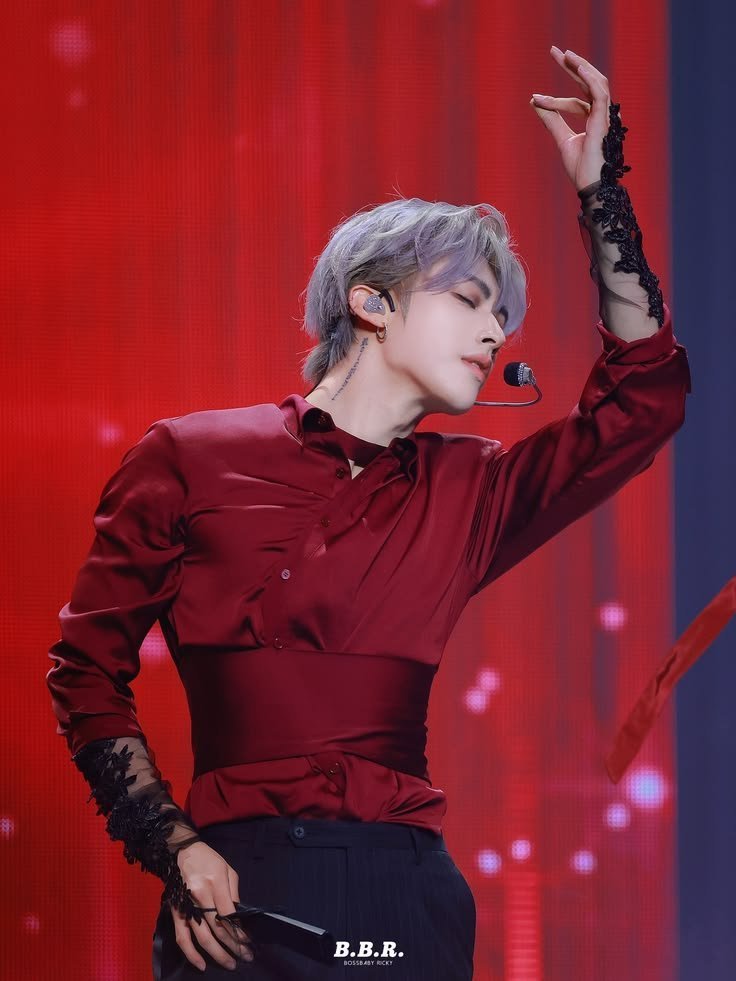 ganjang9gaejang's tweet photo. a brief lesson:
- the 1st pic is Ricky wearing a garter belt
- the 2nd pic is Ricky wearing a cummerbund
- the 3rd pic is Ricky wearing a belt
- the 4th pic is Ricky wearing a blazer with corset detailing
in conclusion: hes never worn an actual corset &amp; he should @ stylistnim https://t.co/kca80b7hgA