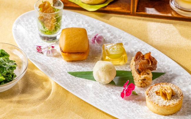 OZmall's tweet photo. シャインマスカットや栗など秋の味覚を中華の繊細な技法で美しく昇華させた至福のアフタヌーンティー🍁
香り豊かなオリジナル中国茶とともに心ほぐれる優雅な秋のひととき✨ https://t.co/dO5ByO0kBA