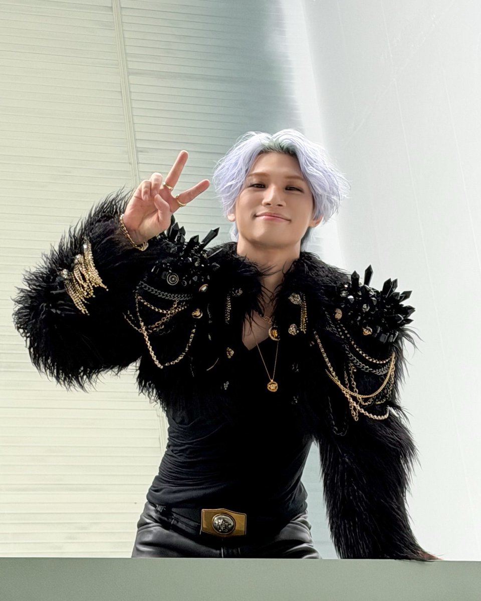 aaab_vip's tweet photo. 腰の細さと服装でテソンがちょっとリュークに見えてきちゃったWWWWWWWWW https://t.co/YTCs22jdIP