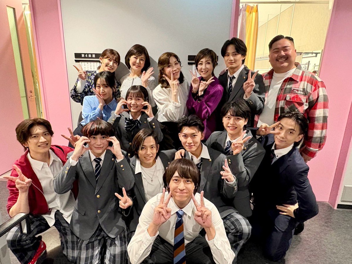 utsumi_Ta1's tweet photo. 舞台『スクラップ アンド コーラス』
-君が灯したメロディー-
本日もご観劇ありがとうございました。

僕らの担任、一条先生役の八乙女さんはじめ偉大な先輩方から、毎日沢山の言葉をいただいています。舞台中だけじゃなくてこれから生きてく中でもずっと大切にしたいです。
明日も力強く、紡ぎます！
 #スクラップコーラス