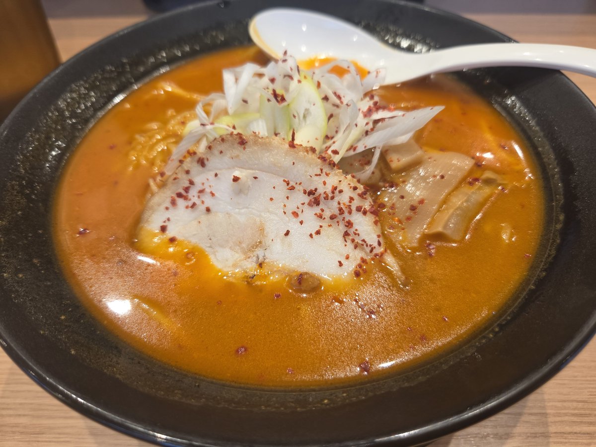 alamootoko's tweet photo. 某所で辛味噌ラーメン。これと言ってずば抜けてる要素は無いが、指摘するほどの弱味もなく、無難に、なんとなく安目で、飽きさせない…　そんなビジネスが透けて見えるとこが駄目なんすよ。
#らーめん https://t.co/aAXiz11ldJ