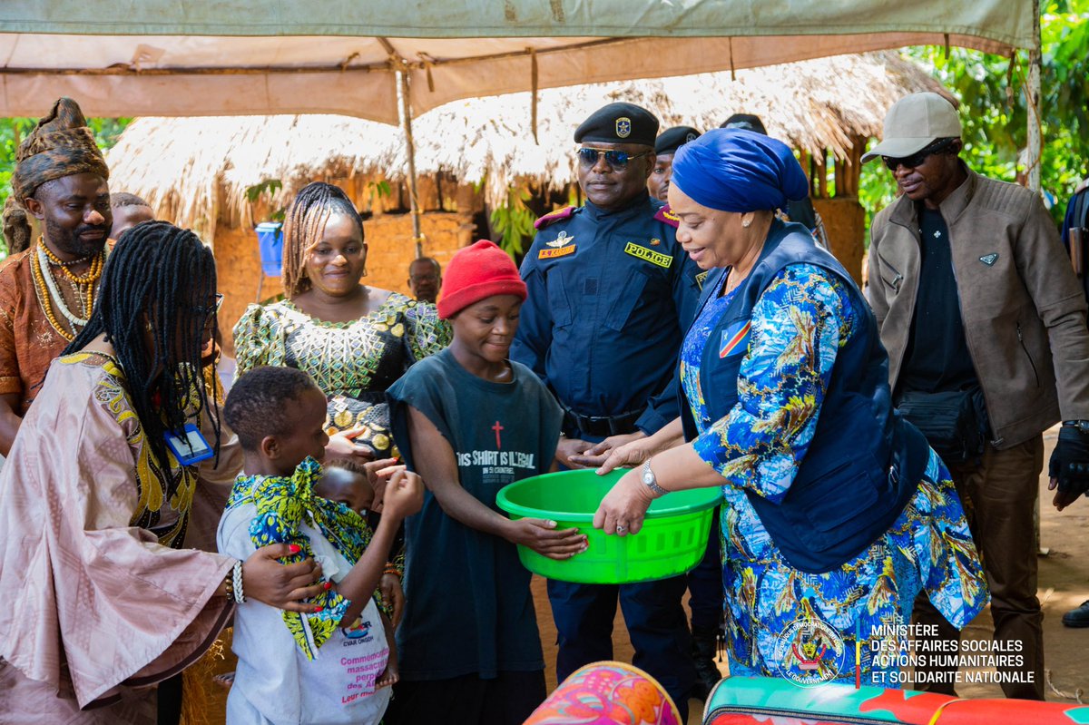 Evebazaiba's tweet photo. Malgré les défis humanitaires énormes,le gouvernement est au plus près de ses compatriotes en situation de vulnérabilité. À Béni ville, j’ai apporté de l’assistance humanitaire aux déplacés internes, aux dépendants des militaires et aux populations autochtones pygmées. https://t.co/22kei2sv8L